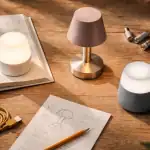 Lampe à pile LED et accessoires sur table