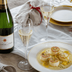 champagne tradition de delagne bouteille et saint-jacques sur table