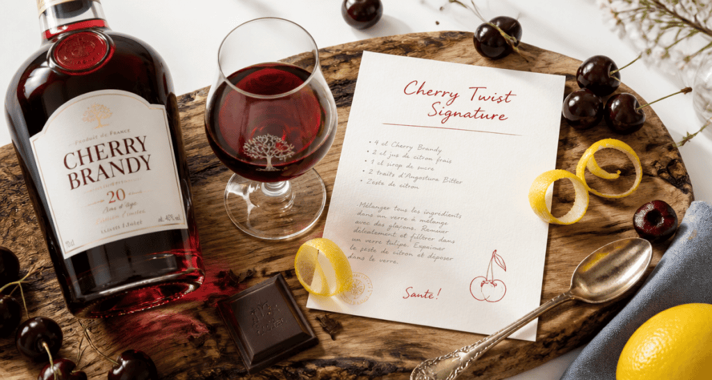 Cherry brandy liqueur, cerises noires et cocktail sur table