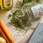 herbes de provence sur plan de travail avec légumes