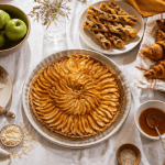 Recette avec de la pate feuilletee sur table rustique, tarte fine et feuilletés variés