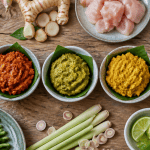 recette avec pate de curry bol rouge verte jaune sur table