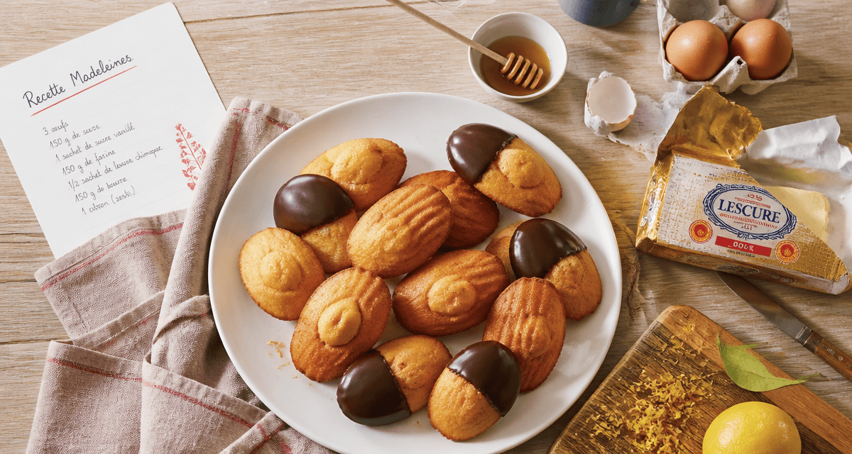 Recette madeleine moelleuse Cyril Lignac, madeleines dorées à bosse sur assiette blanche