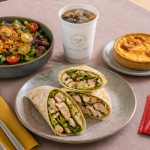 snacking table wraps salade quiche boisson