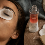 Comment enlever le mascara waterproof sans casse : démaquillant bi-phasé et coton doux