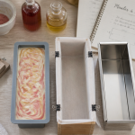 Moule pour savon silicone bois inox sur plan de travail