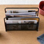 Porte revue leroy merlin en métal noir laqué, magazines sur table