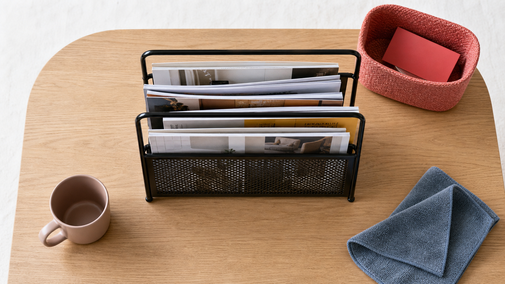 Porte revue leroy merlin en métal noir laqué, magazines sur table