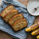 Banana bread ultra moelleux aux bananes noires, tranches dorées