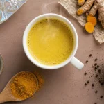 Comment consommer le curcuma : lait d’or au poivre noir et gras
