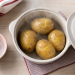 Comment cuire des pommes de terre au micro ondes : bol couvert, 8 minutes
