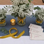 Idées déco anniversaire adulte à faire soi-même : table élégante avec bocaux et marque-places