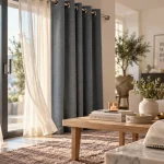 Linge de maison rideau : voilage crème et occultant gris bleuté pour salon